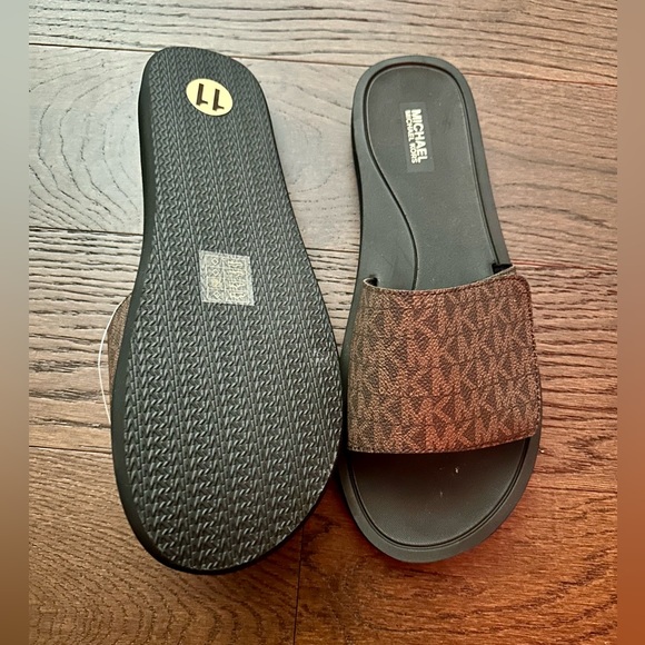 NWOT MICHAEL Michael Kors Wade Signature Logo Slides - Picture 2 of 4